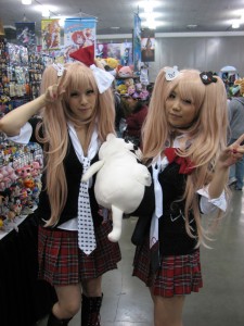 Cute twin cosplay 